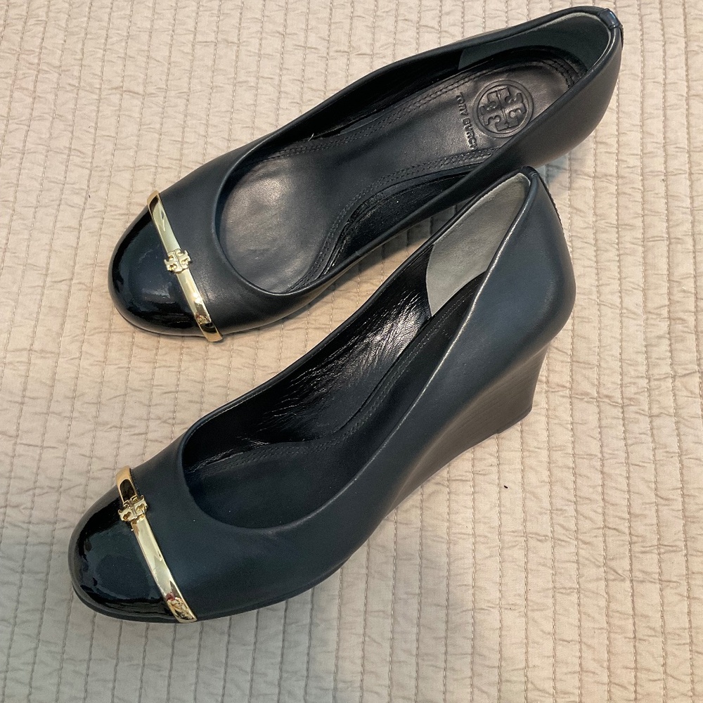Tory Burch Pacey wedge pumps in black leather with a gold-tone logo size 6.5